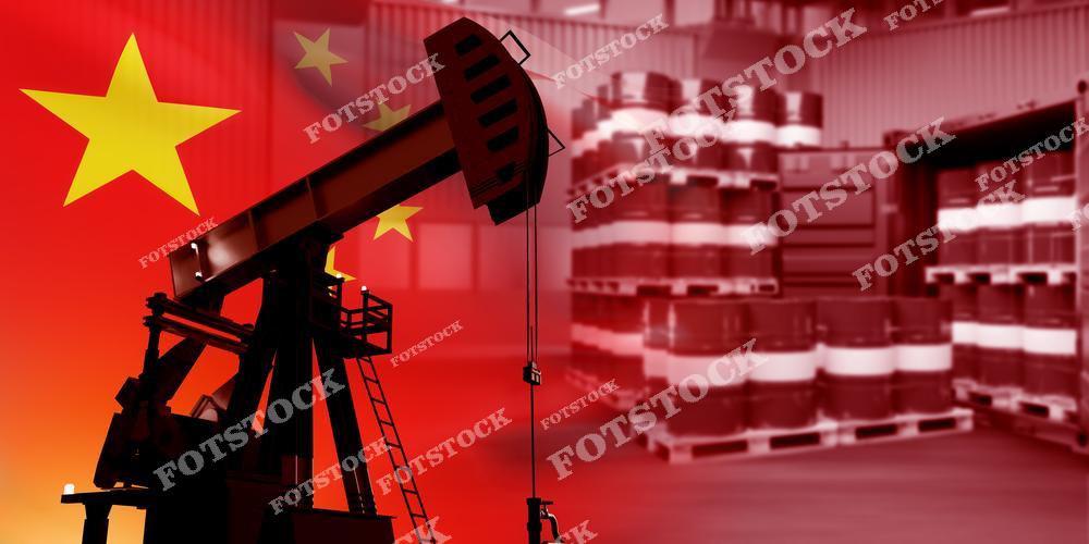 На изображении силуэт нефтяной качалки на фоне красного флага Китая с желтыми звездами и склад с бочками нефти. Фотография иллюстрирует важность нефтяной промышленности для экономики Китая.